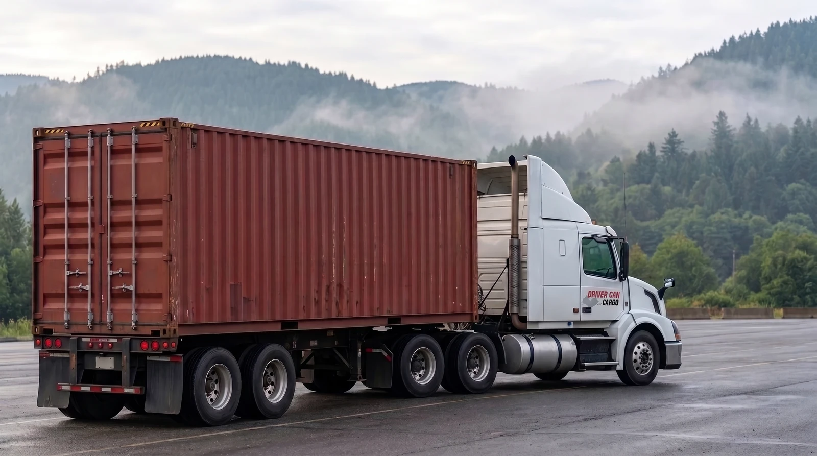Camion Volvo blanc avec déflecteur de toit surélevé et conteneur sec.