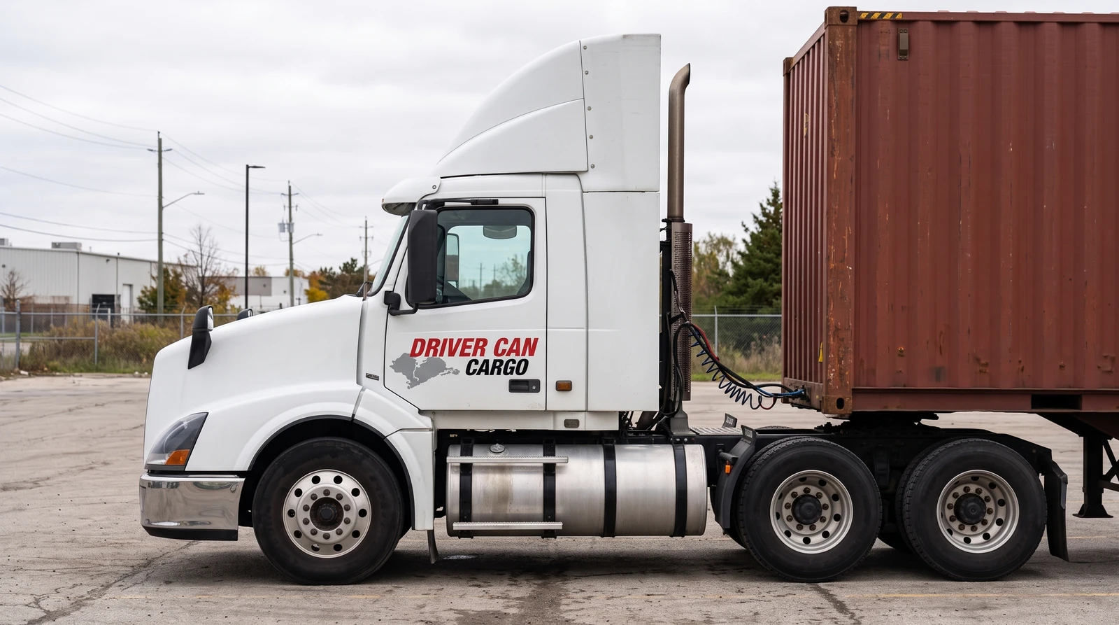 Camion Volvo blanc avec déflecteur de toit surélevé et conteneur sec.