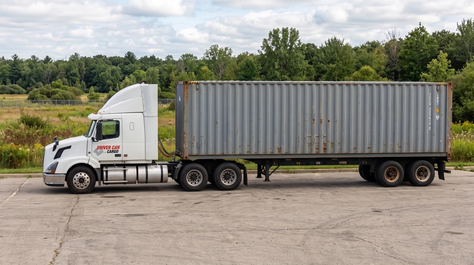 Camion Volvo blanc avec déflecteur de toit surélevé et conteneur sec.