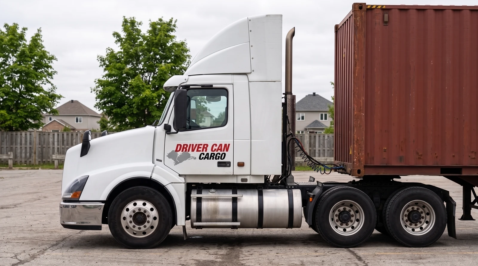Camion Volvo blanc avec déflecteur de toit surélevé et conteneur sec.