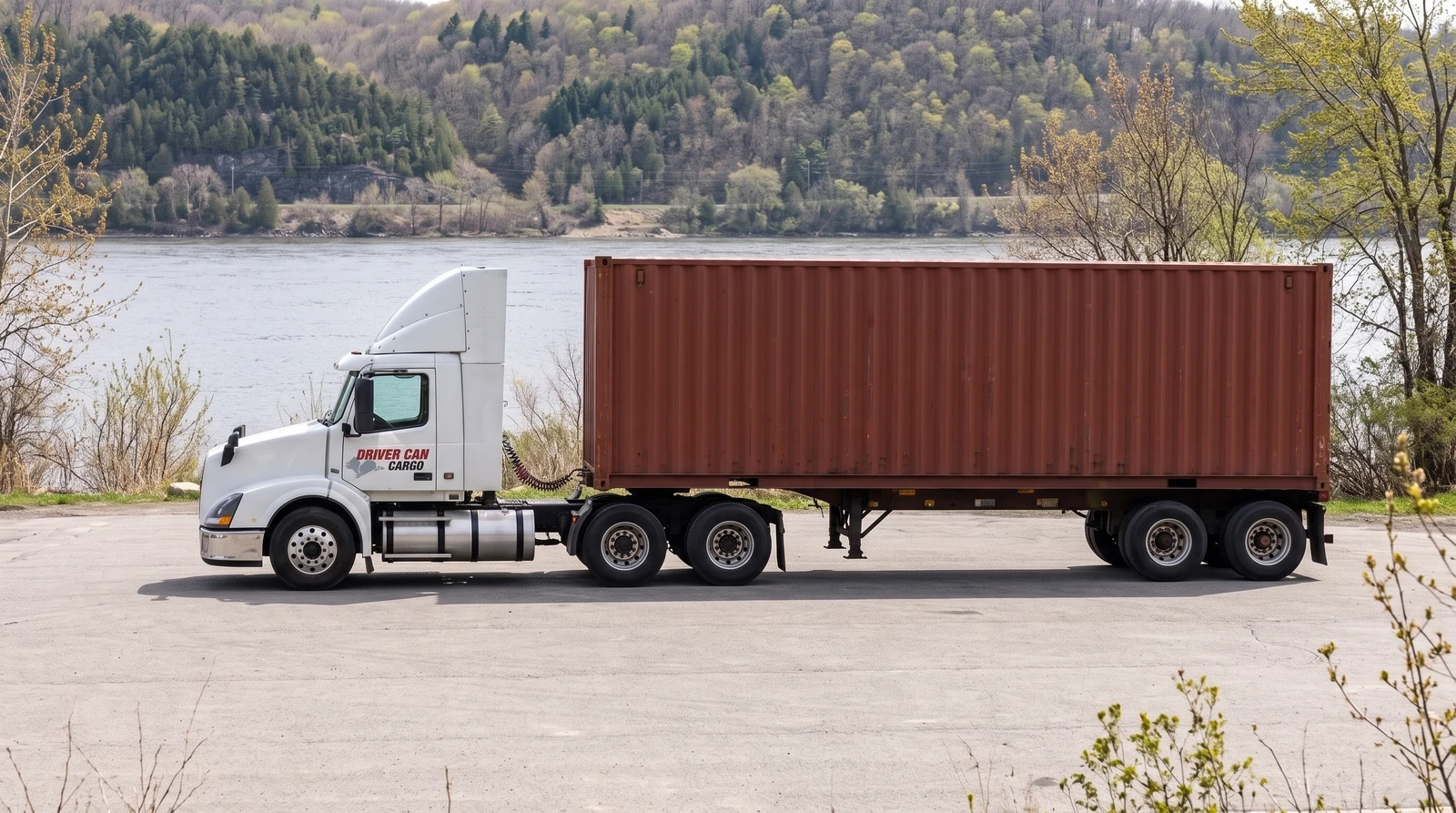 Camion Volvo blanc avec déflecteur de toit surélevé et conteneur sec.